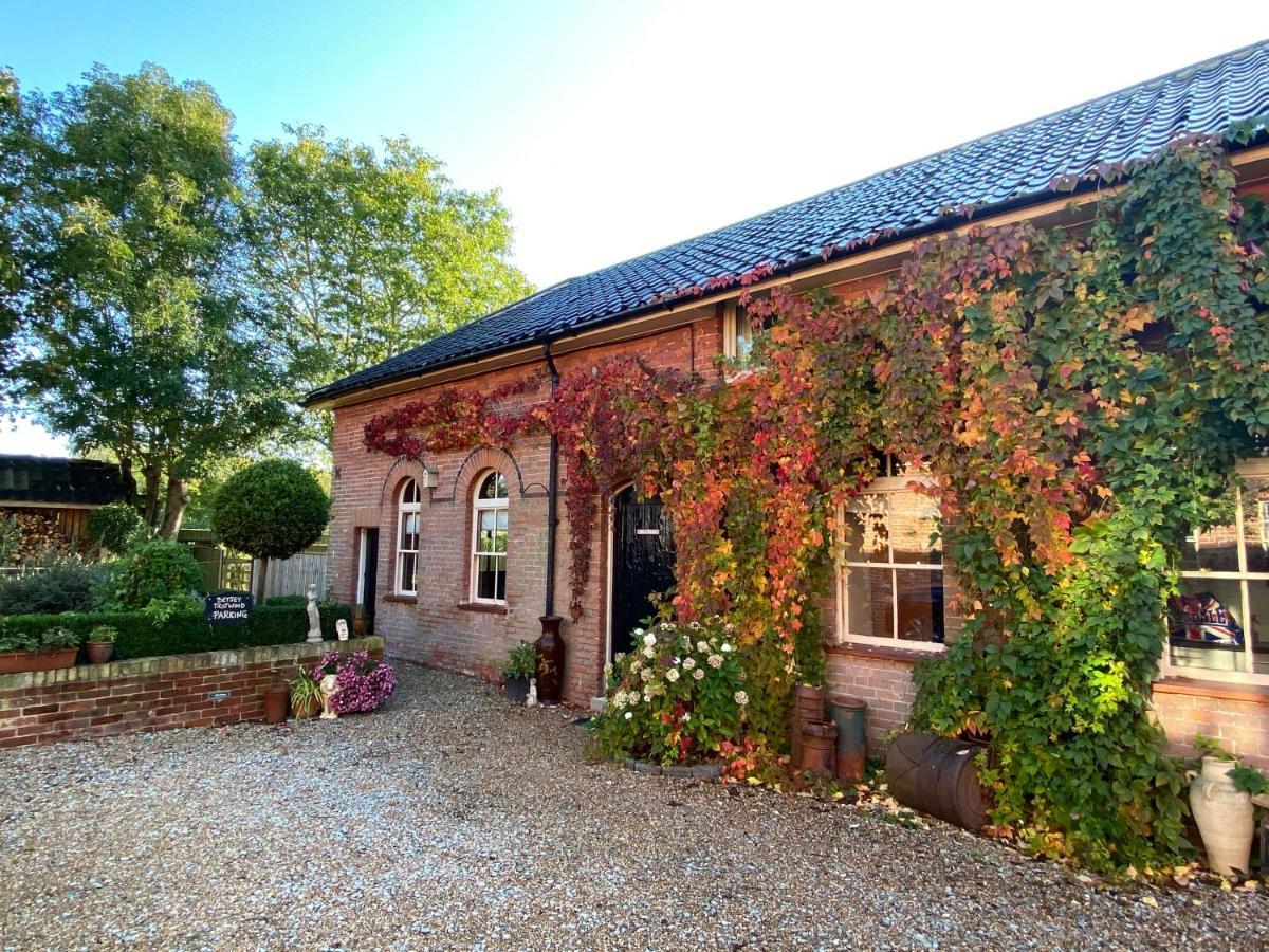 Betsey Trotwood. Historic Stylish 2-Bed Cottage. Blundeston Kültér fotó