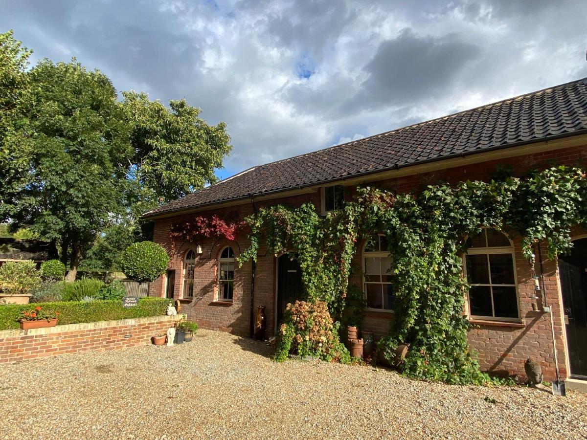 Betsey Trotwood. Historic Stylish 2-Bed Cottage. Blundeston Kültér fotó