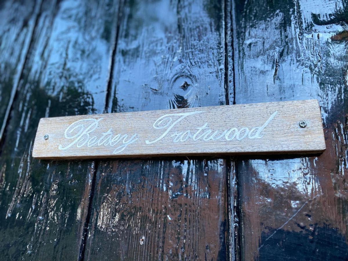 Betsey Trotwood. Historic Stylish 2-Bed Cottage. Blundeston Kültér fotó