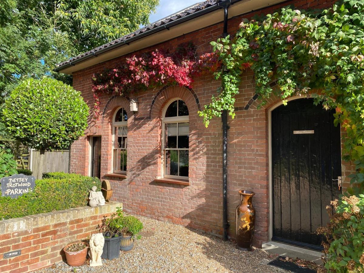 Betsey Trotwood. Historic Stylish 2-Bed Cottage. Blundeston Kültér fotó